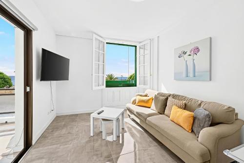 Beachfront First Line Modern Apartment with AC