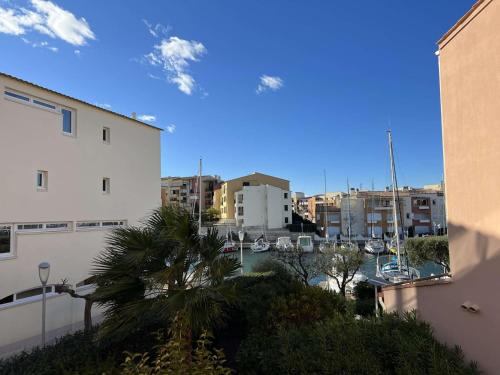 Studio cosy avec cabine, piscine, parking, lave-linge, proche plage et commerces.