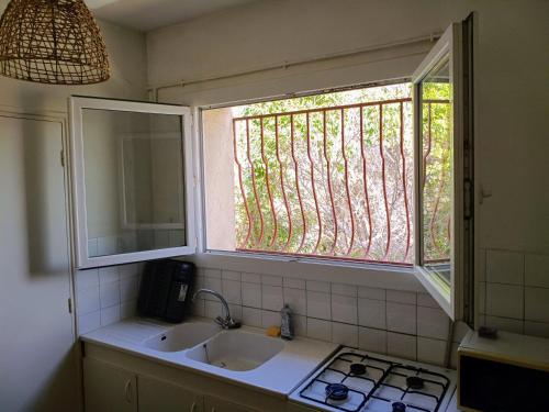 a kitchen with a sink and a window at Villa au Cœur du Centre - Jardin & Terrasse, Parking Gratuit in Aix-en-Provence