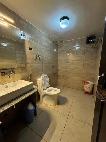 a bathroom with a toilet and a sink and a tub at The River Edge in Pahalgām