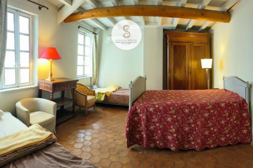 a bedroom with a bed and a chair and a table at Arène Arles Centre in Arles