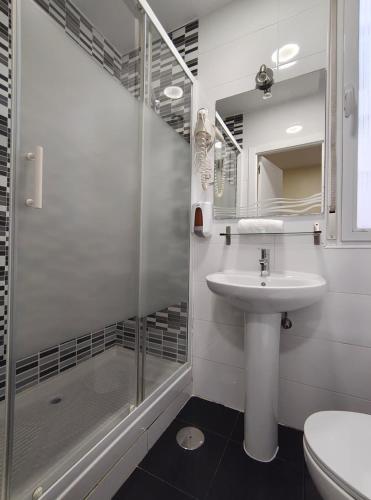a bathroom with a sink and a shower at JQC Rooms in Madrid