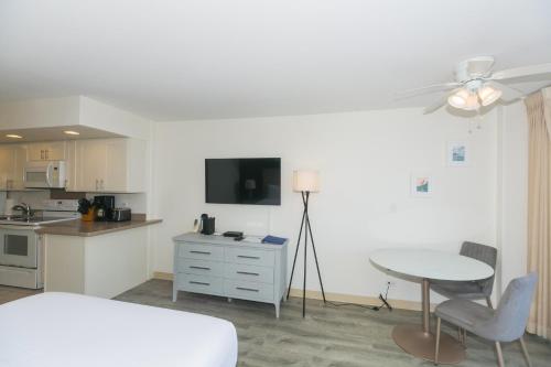 a room with a bed and a table and a kitchen at Ilikai Marina 1781 in Honolulu