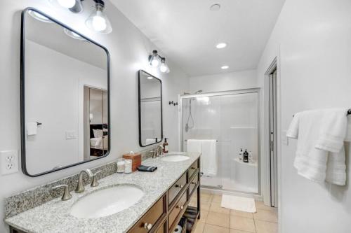 a bathroom with two sinks and a shower at Perfect Friends Getaway in Sonoma in Sonoma