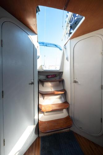 Sleep aboard a beautiful sailboat in Lisbon - Marina Parque das Nações