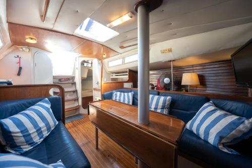 Sleep aboard a beautiful sailboat in Lisbon - Marina Parque das Nações