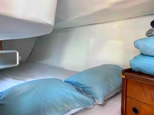 Sleep aboard a beautiful sailboat in Lisbon - Marina Parque das Nações