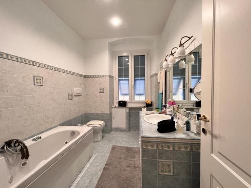 a bathroom with a tub and a sink and a toilet at I ciottoli di Bogliasco in Bogliasco