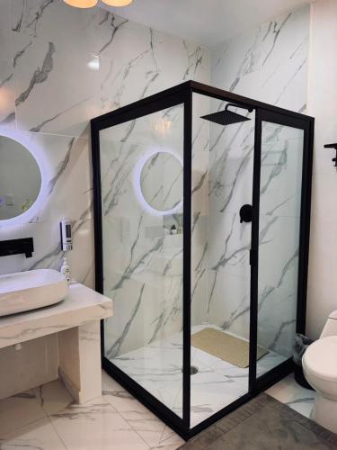 ein Badezimmer mit Glasdusche und Toilette in der Unterkunft Veta Corona in Tlalpujahua
