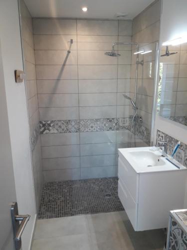 a bathroom with a shower and a sink and a tub at Le repos des crêtes in Cavalaire-sur-Mer