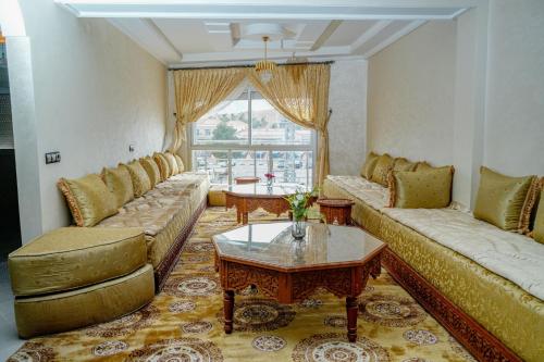 a living room with couches and a table at Appartement Laaz in Midelt