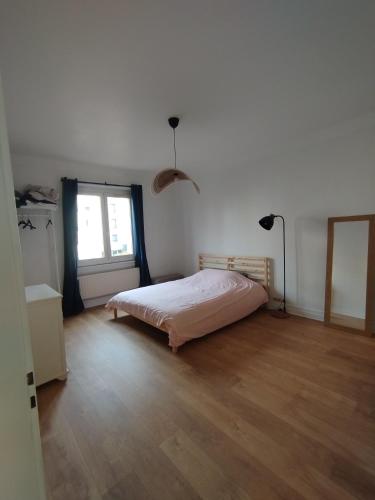 a white bedroom with a bed and a window at Chambre Privée Quokka Room in Longeville-lès-Metz