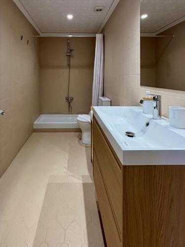 a bathroom with a sink and a toilet and a tub at Cosy Flat Catarroja in Catarroja