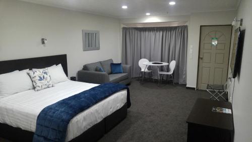 Ένα ή περισσότερα κρεβάτια σε δωμάτιο στο White Heron Motor Lodge