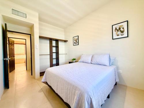 a bedroom with a white bed in a room at Casa Marsella 2 Privada y Moderna in Zaragoza