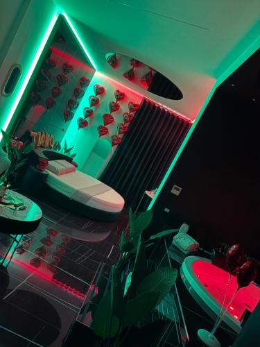 ein Raum mit grünen und roten Lichtern in der Unterkunft 50m2 Suite in Capurso