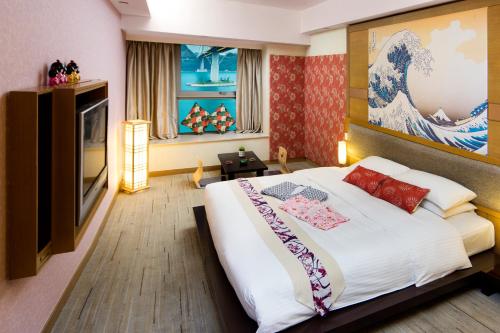Tempat tidur dalam kamar di Royal View Hotel