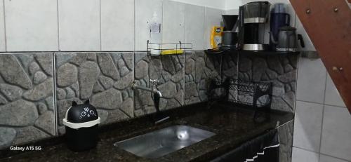 a kitchen counter with a sink in a kitchen at Casa no Centro de Piracicaba - SP in Piracicaba