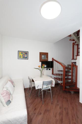 a living room with a white couch and a table at Casa l'Apina Regina in Capriate San Gervasio