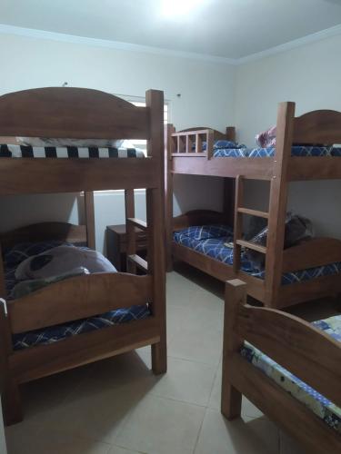a room with several bunk beds in a room at Casa de Campo com piscina in Mairinque