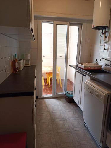 Appartement dans résidence sécurisée avec terrasse vue mer et accès direct plage