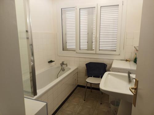 Appartement dans résidence sécurisée avec terrasse vue mer et accès direct plage