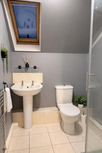a bathroom with a toilet and a sink at Modern Spacious Flat In Ipswich - Sleeps 6 - Parking in Freston