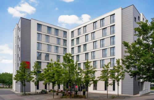 an image of a white building at Leonardo Hotel Dresden Altstadt in Dresden