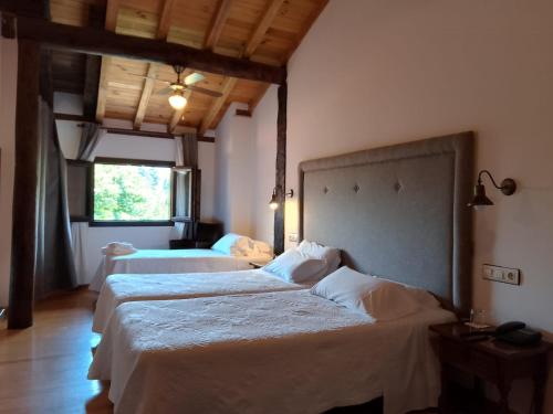 a bedroom with three beds in a room at Antiguas Eras La Alberca in La Alberca