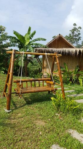 um baloiço em frente a uma cabana em Phuree Hut em Ko Phayam