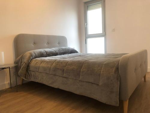 a large bed in a room with a window at Alojamiento Torrevieja playa frente al mar in Torrevieja