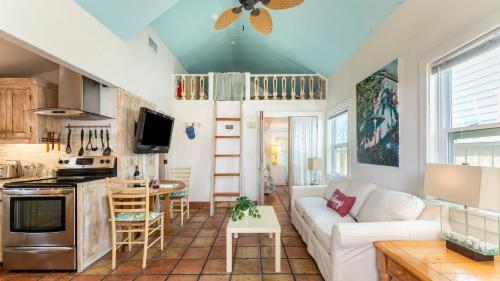 a living room with a white couch and a kitchen at Casita de Catherine by AvantStay 1 Block to Duval St w Hot Tub in Key West
