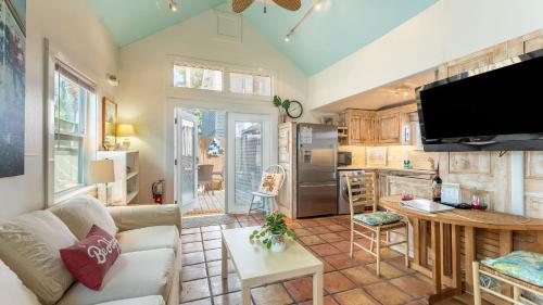 a living room with a couch and a kitchen at Casita de Catherine by AvantStay 1 Block to Duval St w Hot Tub in Key West