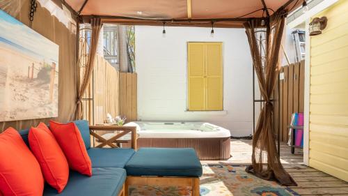 a living room with a blue couch and a tub at Casita de Catherine by AvantStay 1 Block to Duval St w Hot Tub in Key West