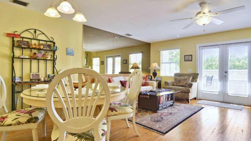 a living room with a table and chairs at Duval Breeze by AvantStay Great Location Close to Beach Nightlife Shared Pool Week Long Stays in Key West