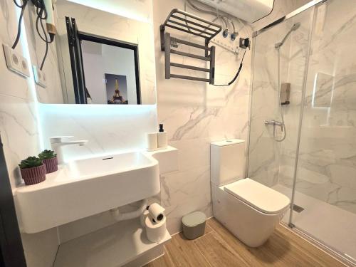 202 Urban Studio Kitchenette & Private Bathroom