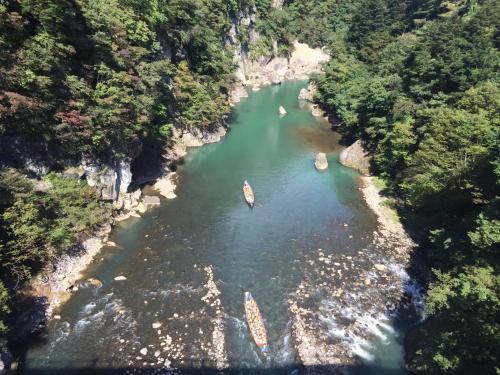 an aerial view of a river with boats in it at kinugawaonsen Fukumatsu in Nikko