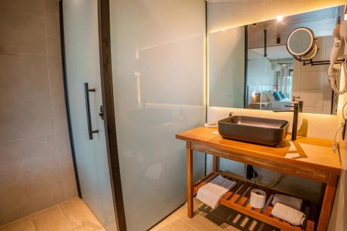 a bathroom with a sink and a shower at Catalina Hotel in Ubatuba