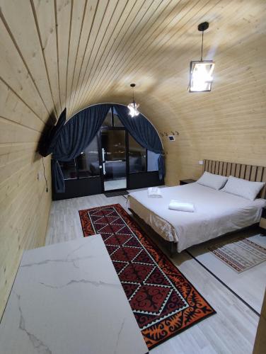 Kama o mga kama sa kuwarto sa Swallow