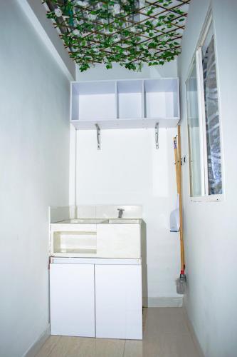 a bathroom with a sink and a ceiling at Modern apartment/Studio in Pereira
