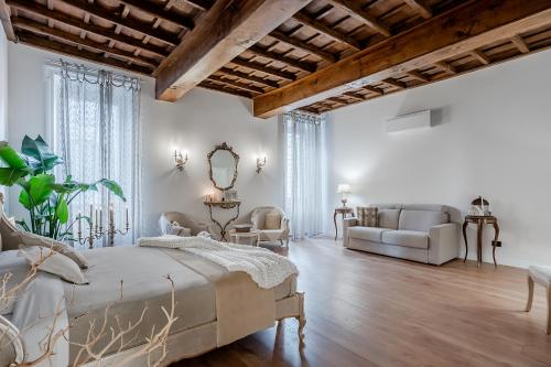 Trevi Fountain Elegant Apartment