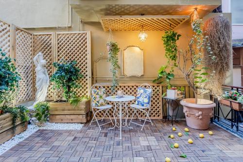 Trevi Fountain Elegant Apartment