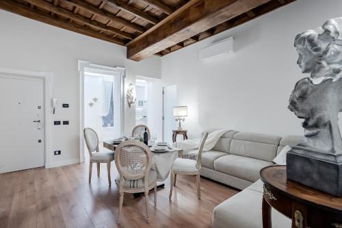 Trevi Fountain Elegant Apartment