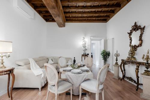 Trevi Fountain Elegant Apartment