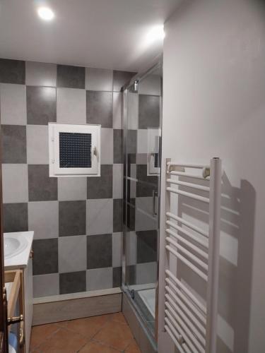 a bathroom with a shower and a sink at Gîte - La campagne in Sainte-Hélène-Bondeville