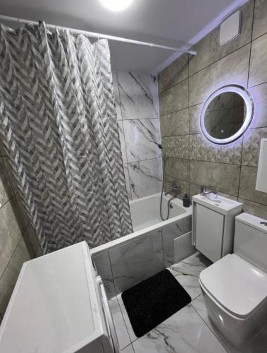 a bathroom with a toilet and a tub and a sink at Апартаменти Дендропарк in Kropyvnytskyi