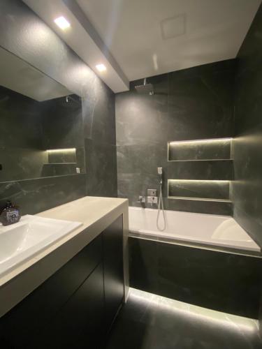 a bathroom with a tub and a sink and a bath tub at CentralPark in Kostrzyn nad Odrą