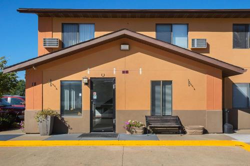 a building with a bench in front of it at Motel 6-Marshalltown, IA in Marshalltown