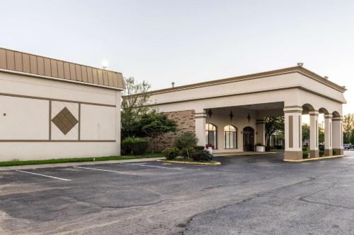 a parking lot in front of a building at Motel 6-Springfield, OH in Springfield