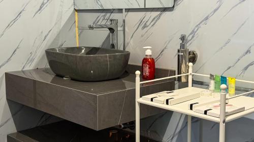 a bathroom with a bowl sink on a counter at Remal Desert Retreat Bidiyah in Badīyah